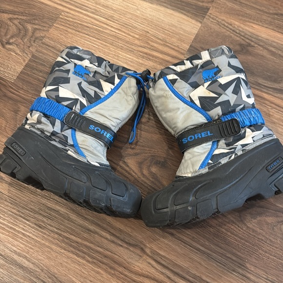 Sorel size 2 snow boots - Picture 2 of 4